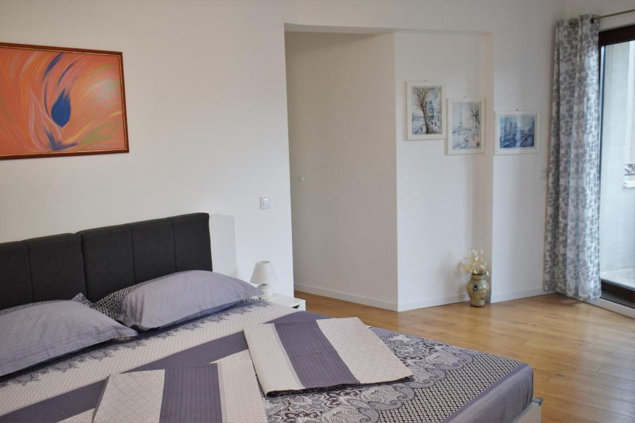 Top Center Apartment Gramophone With Private Parking Burgas Bagian luar foto